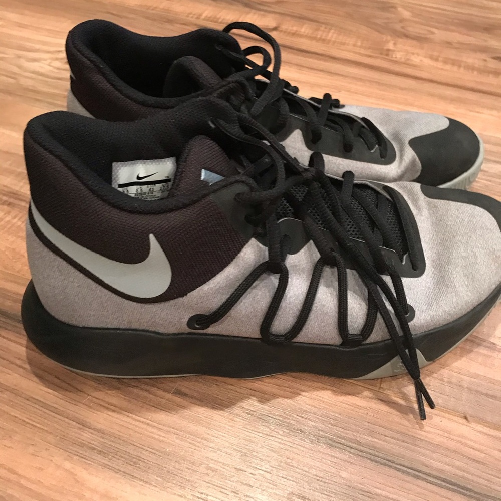 Nike basketball sneakers. Good condition.